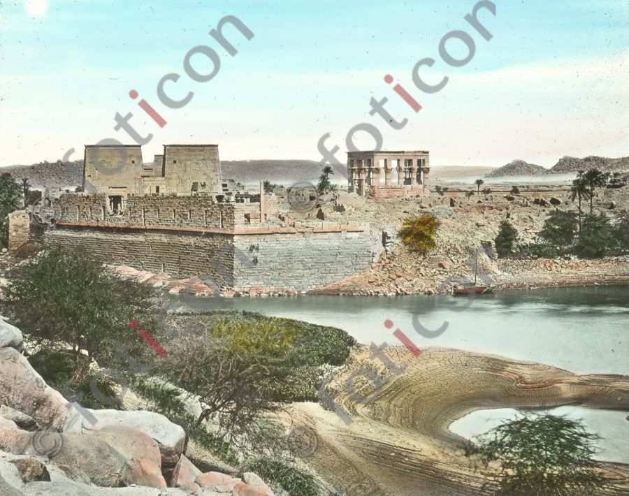 Insel Philae mit Isis-Tempel und Trajans Kiosk vor der Überwemmung | Philae Island with Isis Temple and Trajan&#039;s Kiosk Before Flooding - Foto foticon-simon-008-068.jpg | foticon.de - Bilddatenbank für Motive aus Geschichte und Kultur